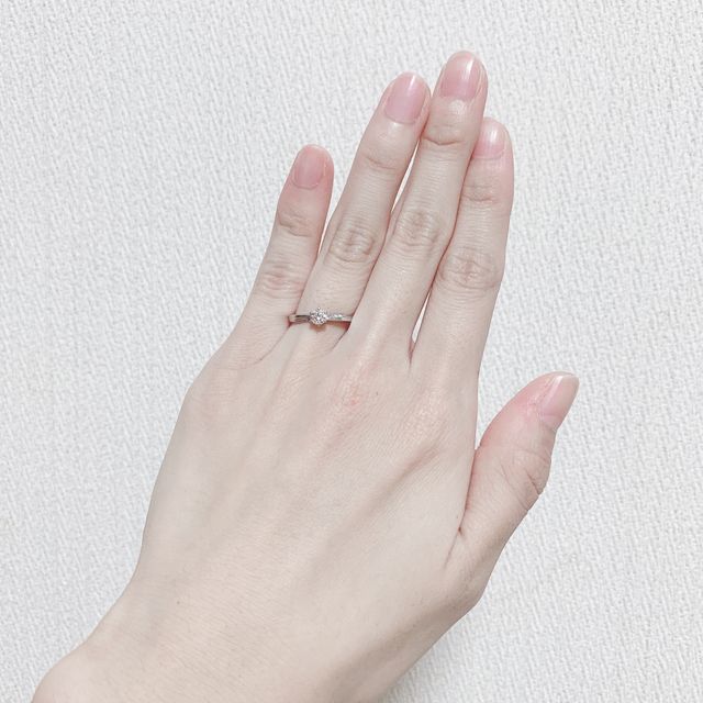 【VANillA(ヴァニラ)の口コミ】 ピンクダイヤが入ってて、1番好きな色を見つけたから。指輪の形でV字は好…