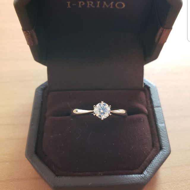 【アイプリモ(I-PRIMO)の口コミ】 シンプルなデザインで、ダイヤの魅力がしっかりと現れる婚約指輪にしまし…