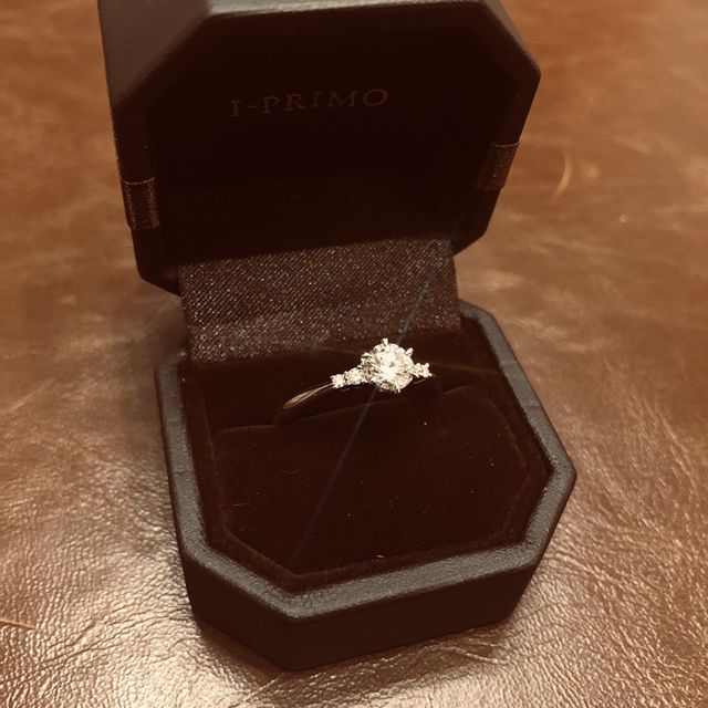 【アイプリモ(I-PRIMO)の口コミ】 シンプルだがダイヤが輝いていてきれいだったからです。
また手が大きいの…