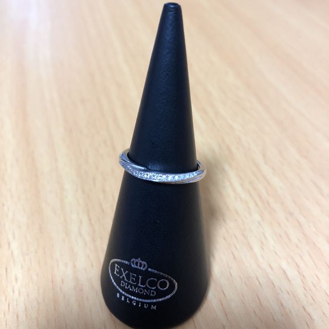 【エクセルコダイヤモンド(EXELCO DIAMOND)の口コミ】 ウェーブのデザインを探していた時に、見つけた商品でした。また、ダイヤ…