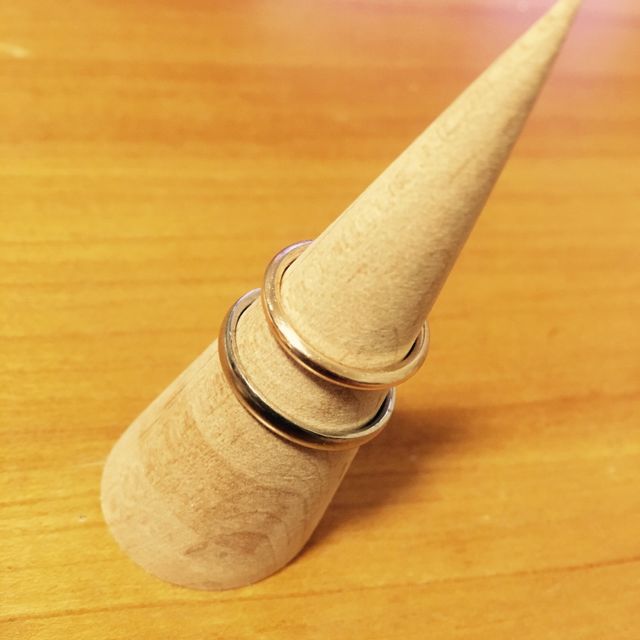 【俄(にわか)の口コミ】 エンゲージリングをピンクゴールドで購入していたので、重ね付けをする時…