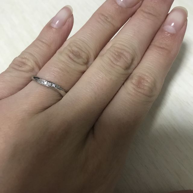 【銀座ダイヤモンドシライシの口コミ】 エタニティリングは流れるデザインで華やかさもあるところが気に入ってい…
