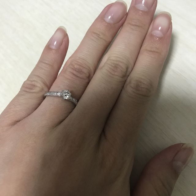 【銀座ダイヤモンドシライシの口コミ】 エタニティリングは流れるデザインで華やかさもあるところが気に入ってい…