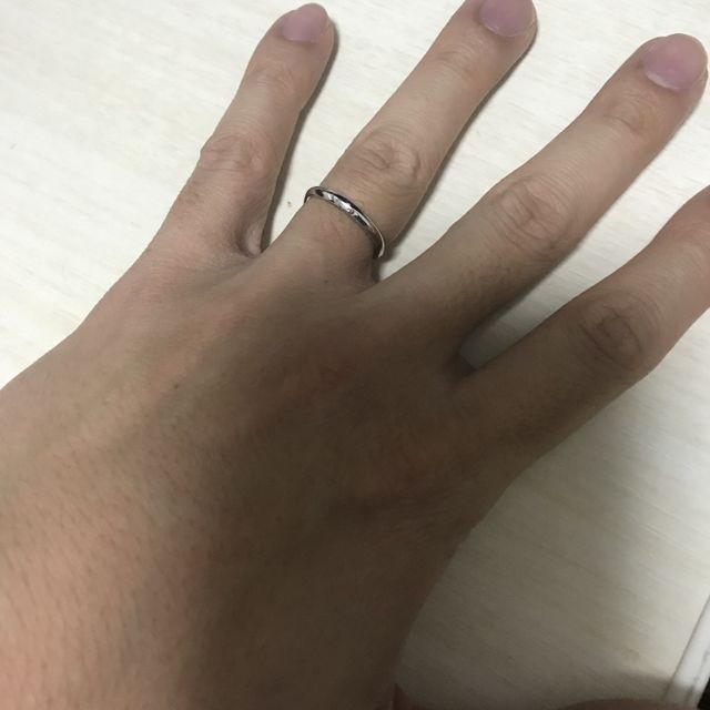 【銀座ダイヤモンドシライシの口コミ】 エタニティリングは流れるデザインで華やかさもあるところが気に入ってい…