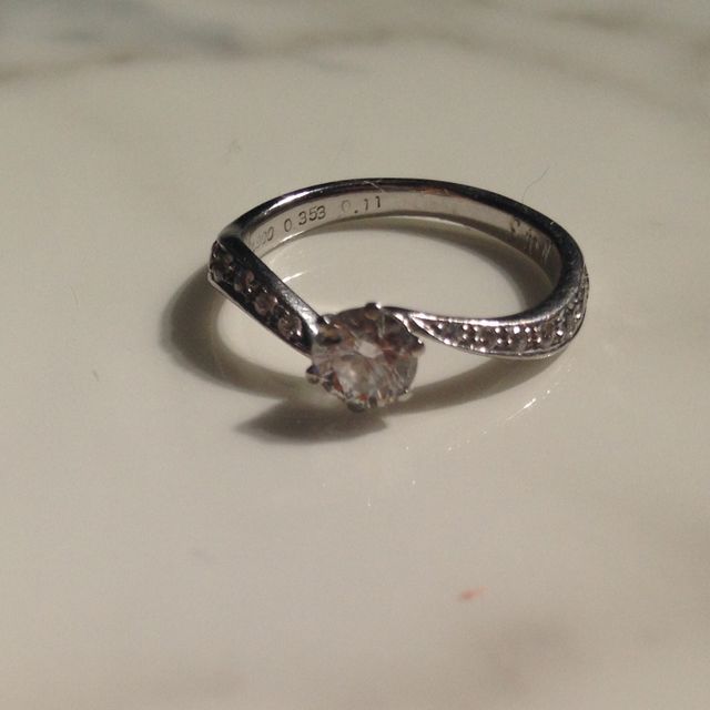 【AFFLUX(アフラックス)の口コミ】 一粒ダイヤの指輪がいいなぁと以前から思っていたので、ショーケースに並…