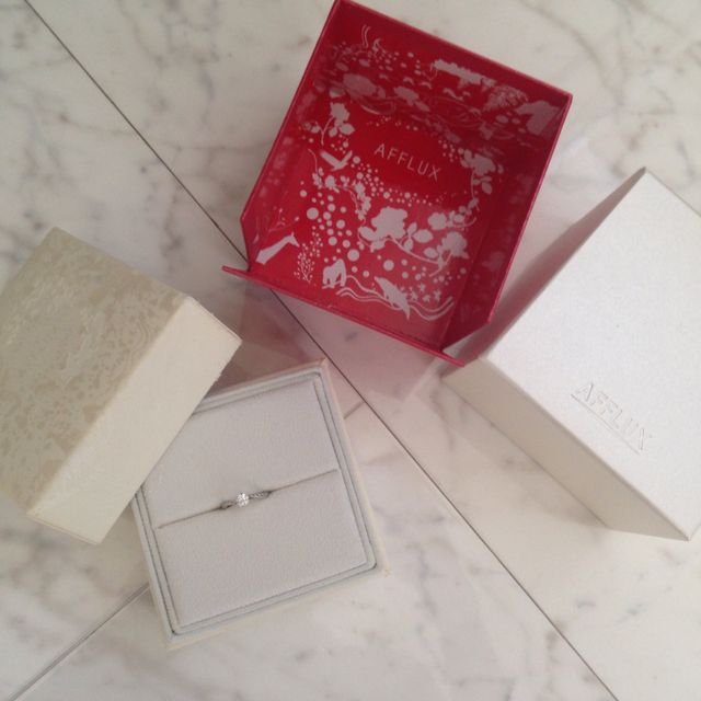 【AFFLUX(アフラックス)の口コミ】 一粒ダイヤの指輪がいいなぁと以前から思っていたので、ショーケースに並…