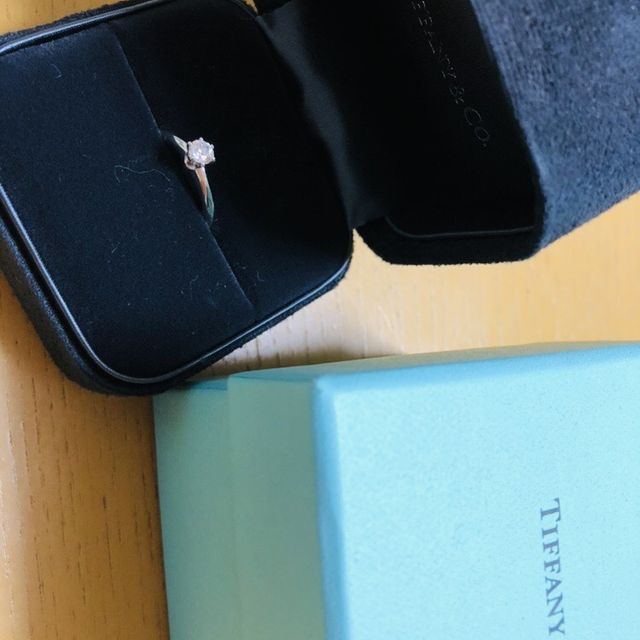 【ティファニー(Tiffany & Co.)の口コミ】 プロポーズの時に夫からもらいました。ティファニーの指輪に憧れていたの…