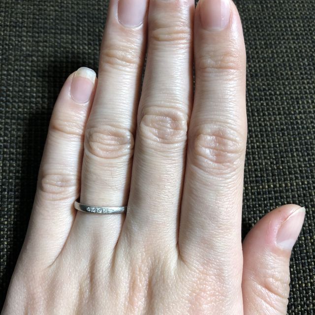 【4℃ BRIDAL(ヨンドシーブライダル)の口コミ】 小さなダイヤが可愛く、華奢でシンプルなデザインが気に入りました。指輪…