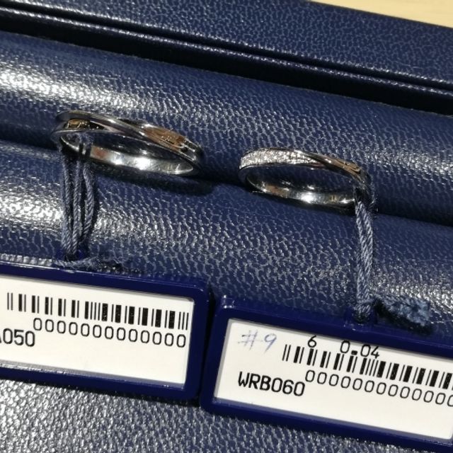 【BLUE STAR(ブルースター)の口コミ】 ラインがすごくきれいでした。
小さなダイヤが入っていて、流れ星のような…