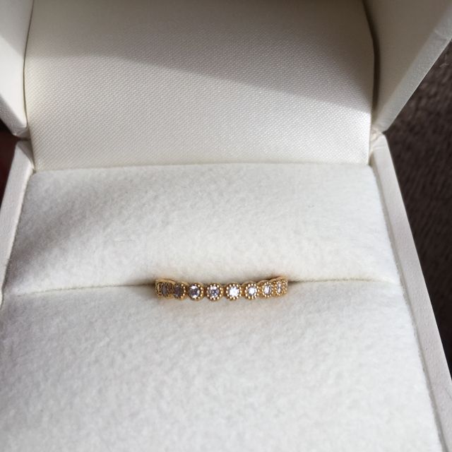 【RosettE(ロゼット)の口コミ】 小さな丸の連続モチーフにダイヤの周りをミル打ちで囲んだクラシカルなデ…