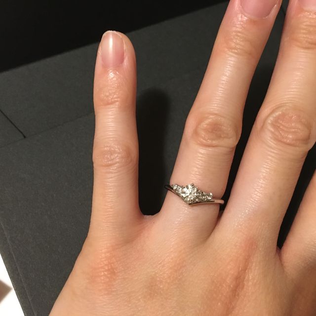 【モニッケンダム(MONNICKENDAM)の口コミ】 実際に着用してみてとても輝きが美しく感じました。
さまざまな店舗を周っ…