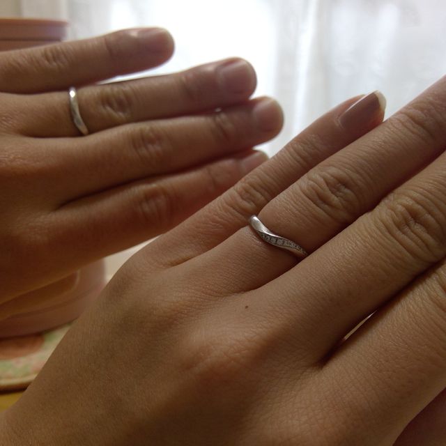 【エクセルコダイヤモンド(EXELCO DIAMOND)の口コミ】 【デザイン】
・女性用にダイアモンドが入っている
・なめらかな曲線があ…