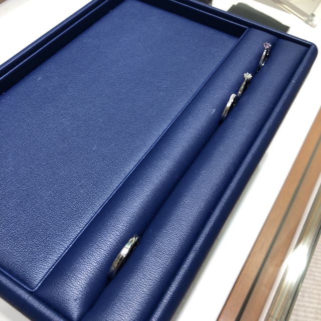 【銀座ダイヤモンドシライシの口コミ】 デザインがシンプルでとてもよかったです。
また、ダイヤモンドの輝きを実…