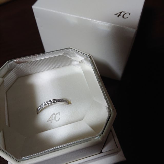 【4℃ BRIDAL(ヨンドシーブライダル)の口コミ】 ずっとエタニティリングが欲しくて選びました。本来、結婚指輪でペアで販…