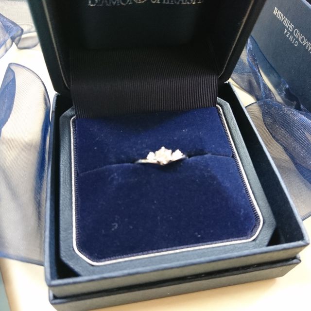 【銀座ダイヤモンドシライシの口コミ】 環 私は指が太めなので、華奢な指輪は似合いませんでした。
形状 v字の方…