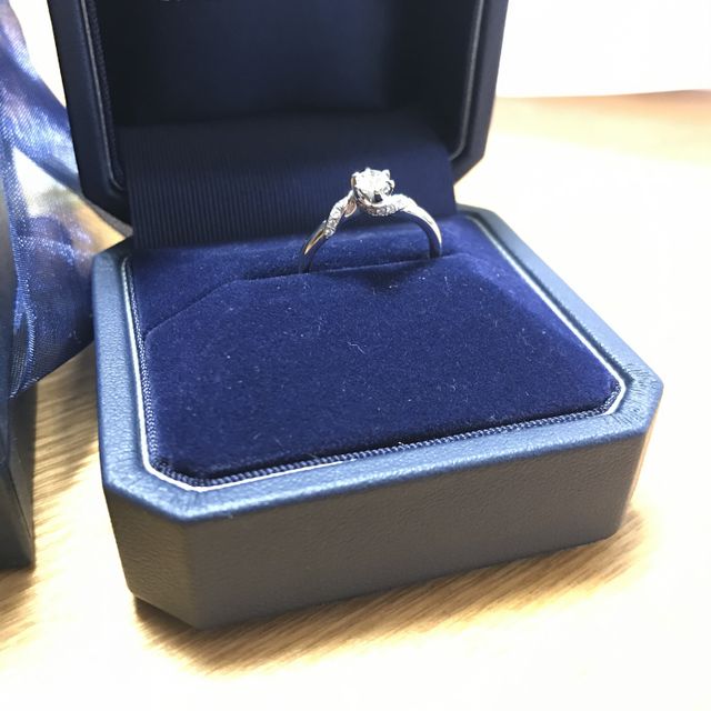 【銀座ダイヤモンドシライシの口コミ】 指輪はダイヤモンドが真ん中に1つあるタイプのものがよかったので選びまし…