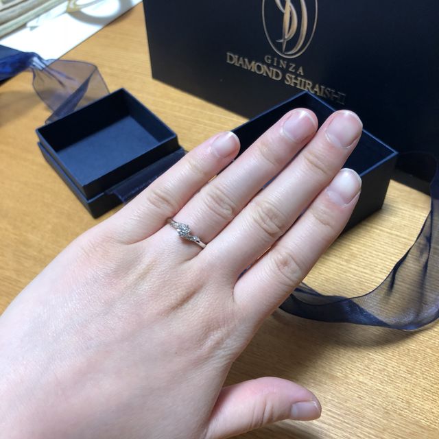 【銀座ダイヤモンドシライシの口コミ】 真ん中に大きなダイヤモンド、そのサイドに巻き付くようにある小さなダイ…