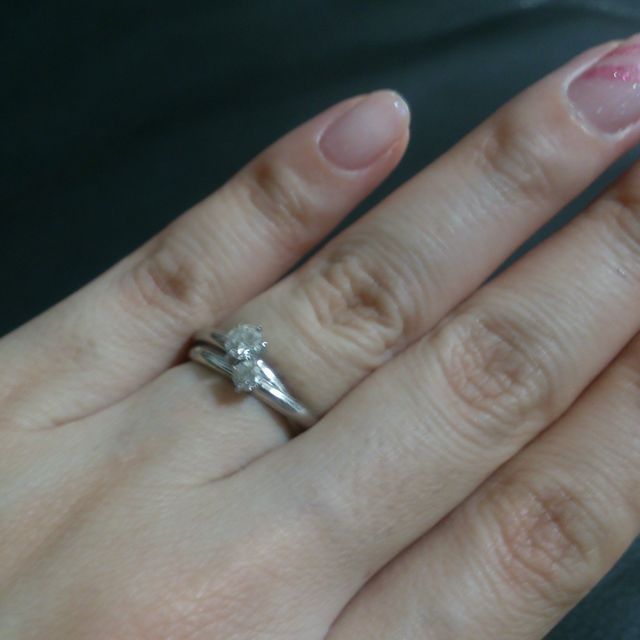 【4℃ BRIDAL(ヨンドシーブライダル)の口コミ】 ２連のリングになっていてとても珍しい形だと思います。購入当時も今でも…