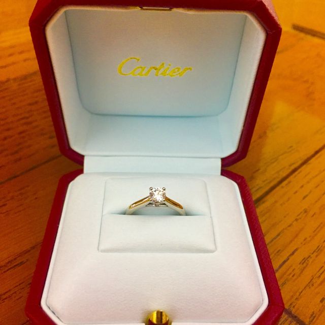【カルティエ(Cartier)の口コミ】 婚約指輪で王道な爪形の一粒ダイヤで探していたところ、カルティエに理想…