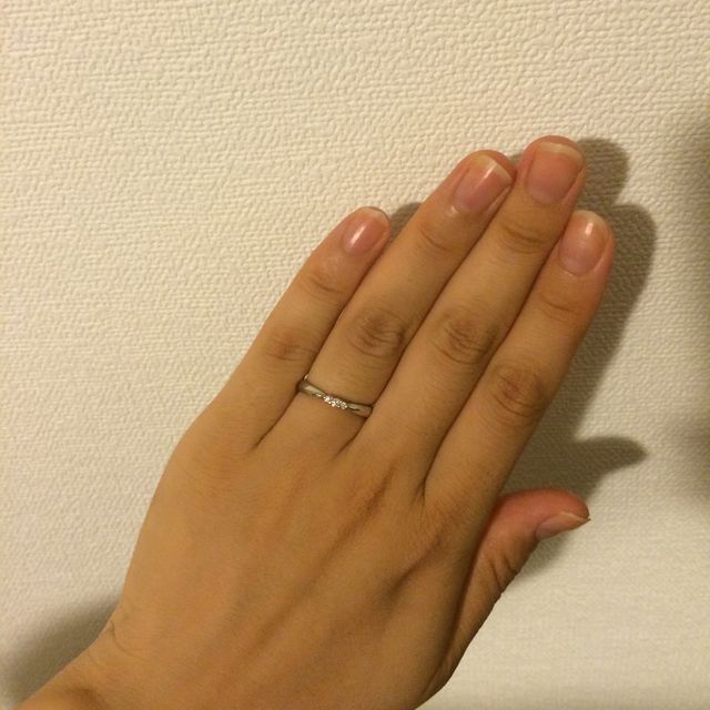 【アイプリモ(I-PRIMO)の口コミ】 細身のリングの真ん中に三つダイヤがついていて、シンプルだけど美しいデ…