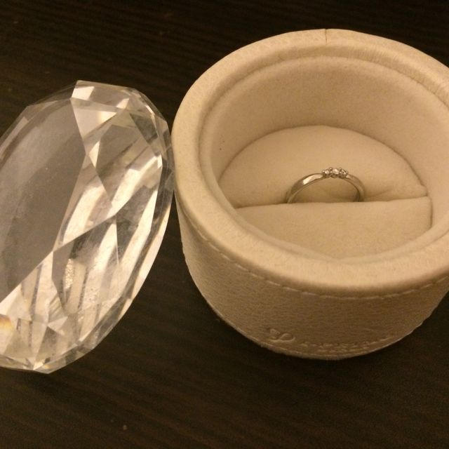 【アイプリモ(I-PRIMO)の口コミ】 細身のリングの真ん中に三つダイヤがついていて、シンプルだけど美しいデ…