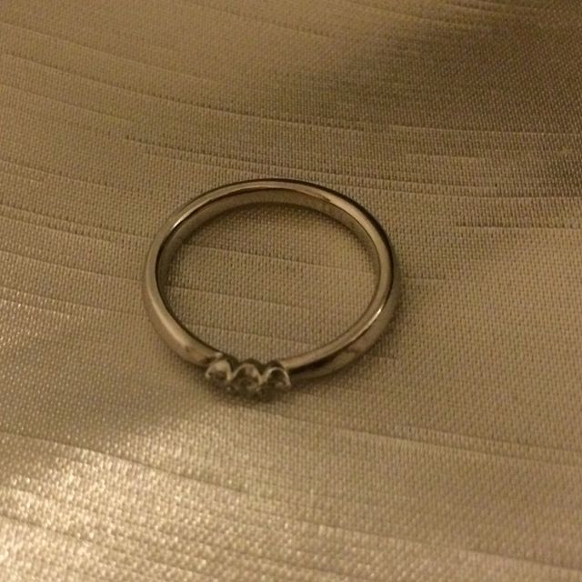 【アイプリモ(I-PRIMO)の口コミ】 細身のリングの真ん中に三つダイヤがついていて、シンプルだけど美しいデ…