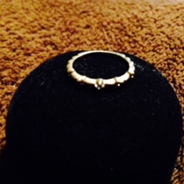 【4℃ BRIDAL(ヨンドシーブライダル)の口コミ】 細くてシンプルなもので石が１つついているものを探していました。プラチ…