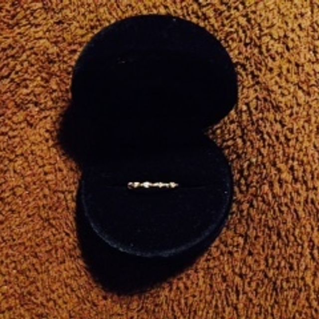 【4℃ BRIDAL(ヨンドシーブライダル)の口コミ】 細くてシンプルなもので石が１つついているものを探していました。プラチ…