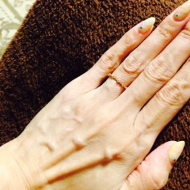 【4℃ BRIDAL(ヨンドシーブライダル)の口コミ】 細くてシンプルなもので石が１つついているものを探していました。プラチ…