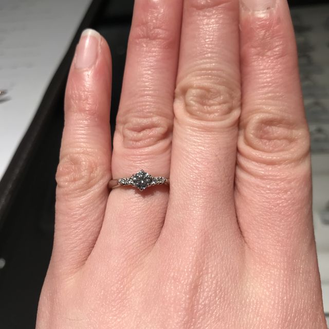 【銀座ダイヤモンドシライシの口コミ】 雑誌で見たときから好きだったデザイン。ストレートでメレダイヤが両サイ…