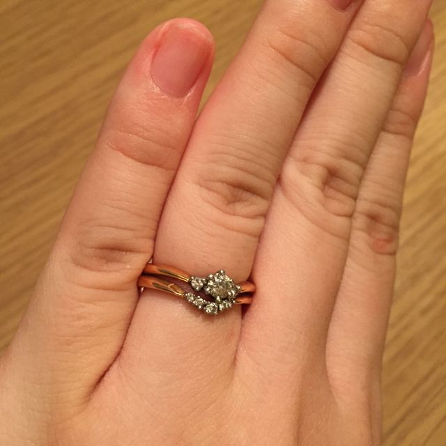 【Foulason(フレゾン)の口コミ】 ピンクゴールドの輝きと、Vデザインで指が長く見えるところが気に入ってい…