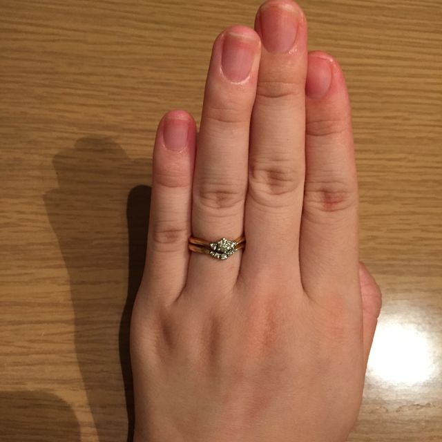 【Foulason(フレゾン)の口コミ】 ピンクゴールドの輝きと、Vデザインで指が長く見えるところが気に入ってい…