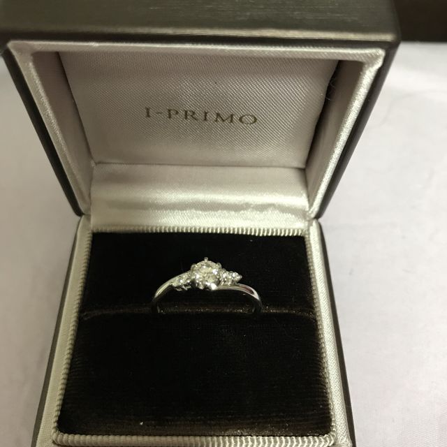 【アイプリモ(I-PRIMO)の口コミ】 自分の手が大きいので婚約指輪単体だと見栄えがよくないので結婚指輪とセ…