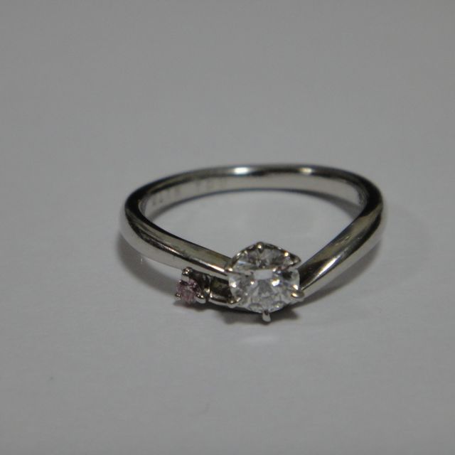 【アイプリモ(I-PRIMO)の口コミ】 ピンクダイヤに惹かれて選びました。

また、結婚指輪と重ねづけすること…