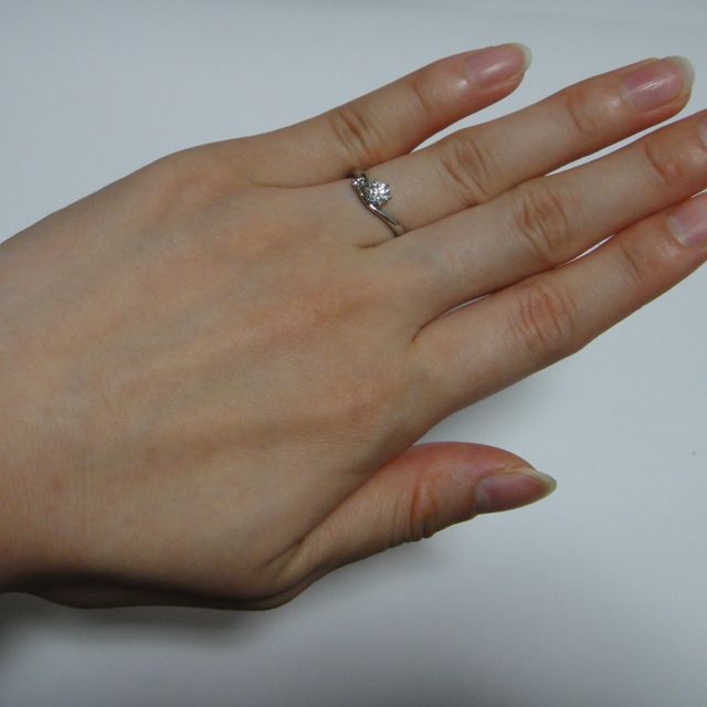 【アイプリモ(I-PRIMO)の口コミ】 ピンクダイヤに惹かれて選びました。

また、結婚指輪と重ねづけすること…