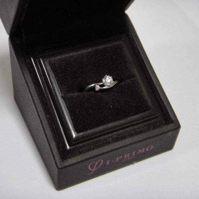 【アイプリモ(I-PRIMO)の口コミ】 ピンクダイヤに惹かれて選びました。

また、結婚指輪と重ねづけすること…