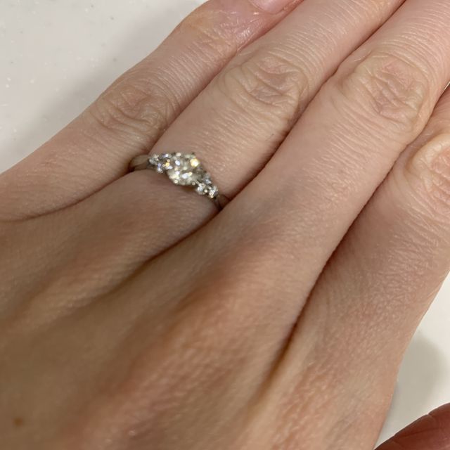 【銀座ダイヤモンドシライシの口コミ】 可愛らしいデザインが好みで、大きいダイヤモンドの横に小さいダイヤモン…