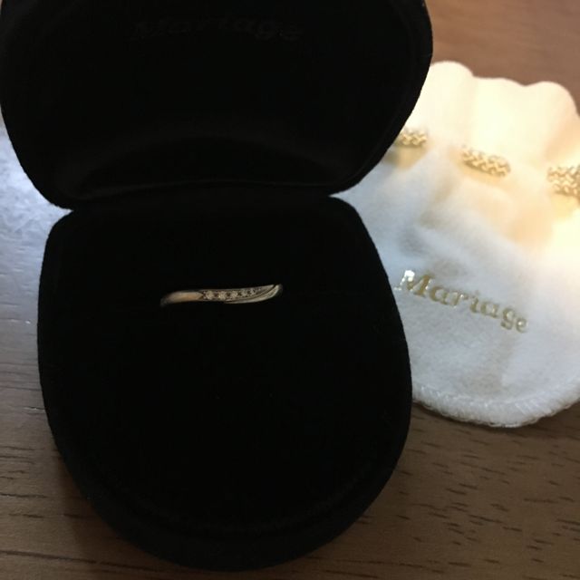 【Mariage ent(マリアージュエント)の口コミ】 シンプルかつ可愛らしいデザインを探して、これに辿り着きました。
石の数…