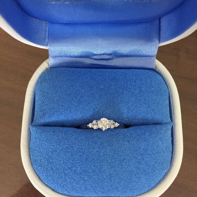 【銀座ダイヤモンドシライシの口コミ】 沢山ある見本の中から選ぶのは大変でしたが、左右のダイヤモンドで囲まれ…