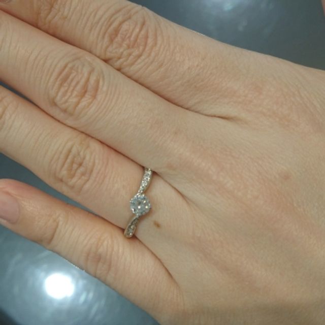 【ROYAL ASSCHER(ロイヤル・アッシャー)の口コミ】 最初は別のリングを希望していましたが、実際に試着してみるとこのリング…