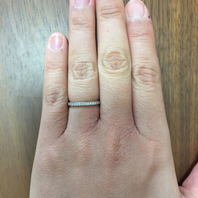 【銀座ダイヤモンドシライシの口コミ】 他の指輪とも重ね付けしたかったので最初からハーフエタニティタイプの指…