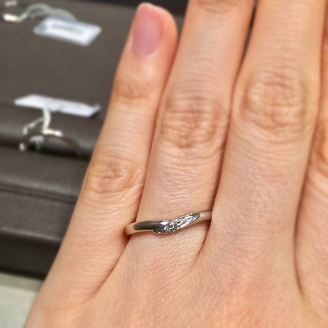【アイプリモ(I-PRIMO)の口コミ】 ・緩やかなV字。ファッションリング化しやすいV字だが、結婚指輪らしさも…