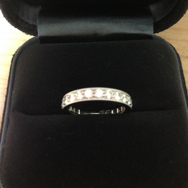 【ティファニー(Tiffany & Co.)の口コミ】 もともとフルエタニティーリングを考えていたところ、この指輪と出会いま…
