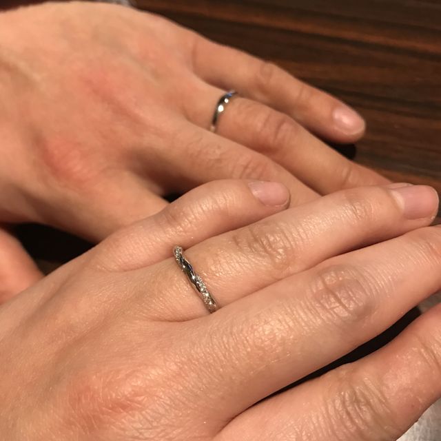 【銀座ダイヤモンドシライシの口コミ】 手が小さいので、華奢なデザインをさがしていました。
本当は、別なデザイ…