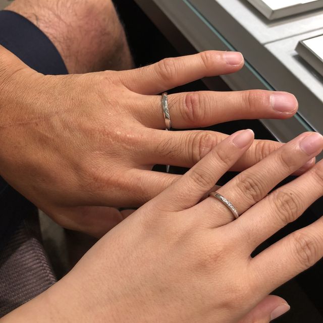 【アイプリモ(I-PRIMO)の口コミ】 指が短いのでダイヤが斜めにあしらわれているものを試着しました。斜め効…