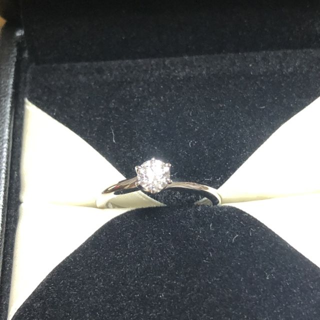 【エクセルコダイヤモンド(EXELCO DIAMOND)の口コミ】 稀少性の高いSTRONG BLUEのダイヤと、幸せの青い鳥をイメージした指輪のデ…