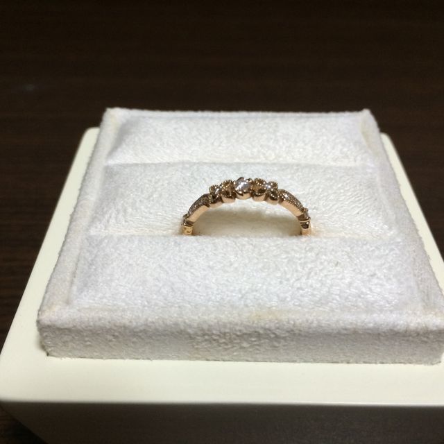 【LUCIE(ルシエ)の口コミ】 アンティーク調の結婚指輪を探していて、LUCIEにたどり着きました。

可愛…