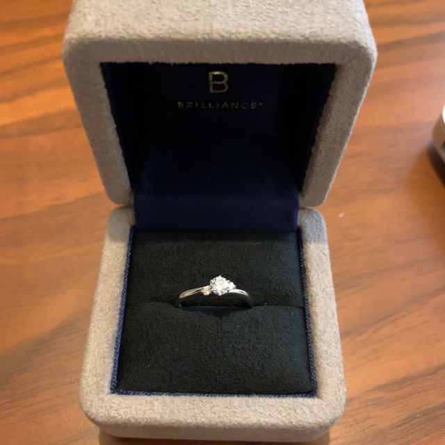 【BRILLIANCE+(ブリリアンスプラス)の口コミ】 シンプルだけど、シンプル過ぎない、ダイヤを引き立てるステキなリングで…
