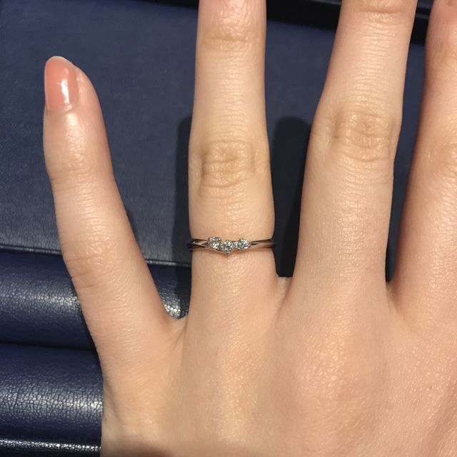 【銀座ダイヤモンドシライシの口コミ】 とにかくデザインが私の好みでした！！もともとダイヤがついていて、V字に…