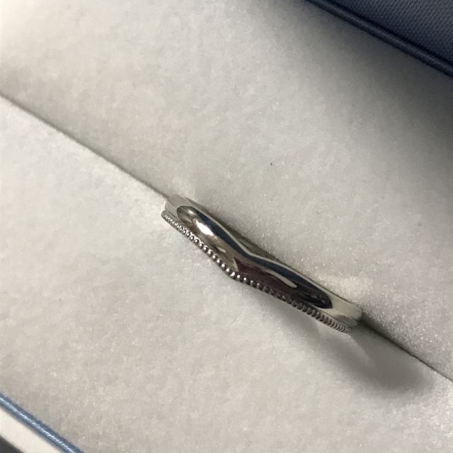 【GALA JEWELRY(ガラジュエリー)の口コミ】 新婦の指輪がV字タイプでミル打ち加工がされたものだったので、ペア感を出…